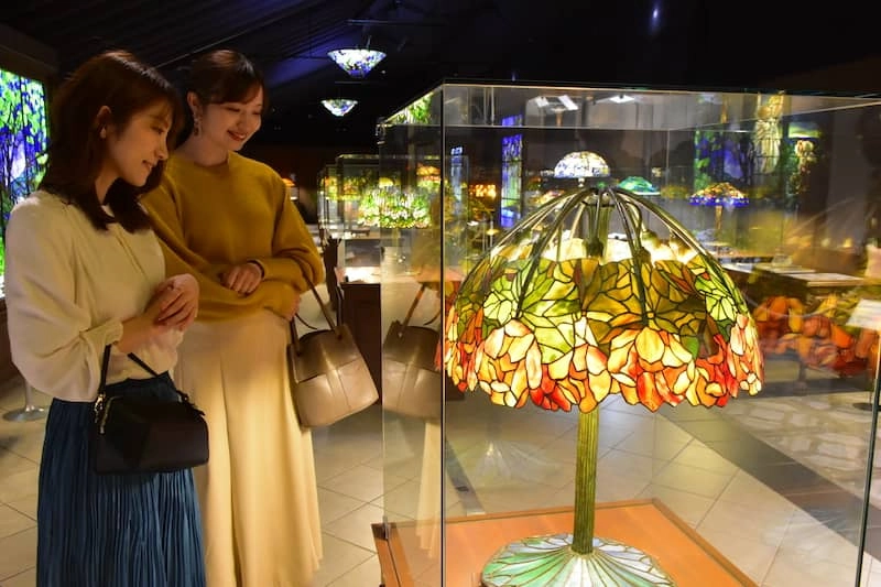 纽约灯具博物馆和花园 - 展示历史悠久的蒂芙尼灯具和季节性花园